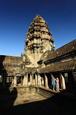 Siem Reap, Kamboçya- 20 Ekim 2013: Turist yürüyüşü Angkor Wat veya Angkor Tapınakları 'nın güzelliğine hayran kalmaktadır.