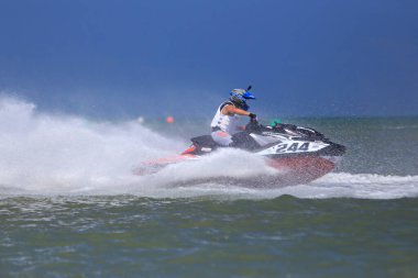 Prachuap Khiri Khan, Tayland - 6 Nisan 2025: Vana Nava Su Ormanı 'nın Fotoğrafları - Toyota Waterjet Pro Tour Tayland 2025: Prahuap Khiri Khan Bay' de. Tayland