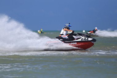 Prachuap Khiri Khan, Tayland - 6 Nisan 2025: Vana Nava Su Ormanı 'nın Fotoğrafları - Toyota Waterjet Pro Tour Tayland 2025: Prahuap Khiri Khan Bay' de. Tayland