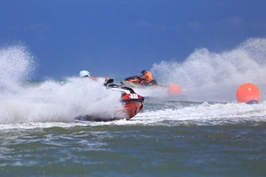 Prachuap Khiri Khan, Tayland - 6 Nisan 2025: Vana Nava Su Ormanı 'nın Fotoğrafları - Toyota Waterjet Pro Tour Tayland 2025: Prahuap Khiri Khan Bay' de. Tayland