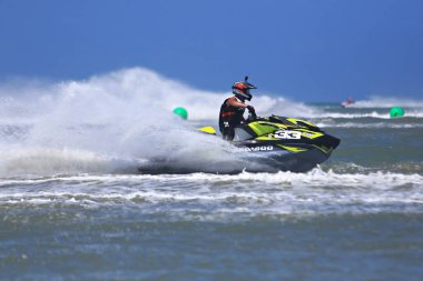 Prachuap Khiri Khan, Tayland - 6 Nisan 2025: Vana Nava Su Ormanı 'nın Fotoğrafları - Toyota Waterjet Pro Tour Tayland 2025: Prahuap Khiri Khan Bay' de. Tayland