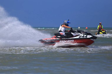 Prachuap Khiri Khan, Tayland - 6 Nisan 2025: Vana Nava Su Ormanı 'nın Fotoğrafları - Toyota Waterjet Pro Tour Tayland 2025: Prahuap Khiri Khan Bay' de. Tayland