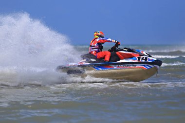 Prachuap Khiri Khan, Tayland - 6 Nisan 2025: Vana Nava Su Ormanı 'nın Fotoğrafları - Toyota Waterjet Pro Tour Tayland 2025: Prahuap Khiri Khan Bay' de. Tayland