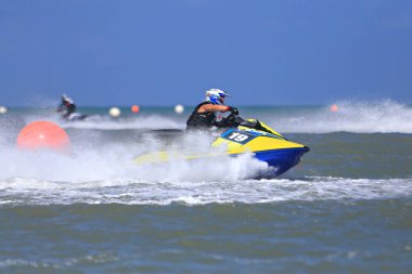 Prachuap Khiri Khan, Tayland - 6 Nisan 2025: Vana Nava Su Ormanı 'nın Fotoğrafları - Toyota Waterjet Pro Tour Tayland 2025: Prahuap Khiri Khan Bay' de. Tayland