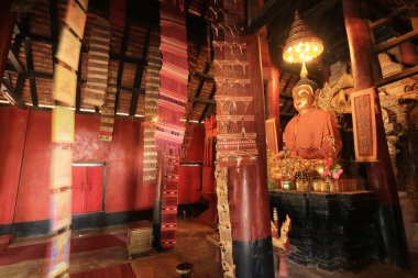 Altın Buda ve Wat Yang Luang 'ın güzelliği. Mae Chaem Bölgesi 'nin eski tapınağı Chiang Mai Eyaleti, Tayland 