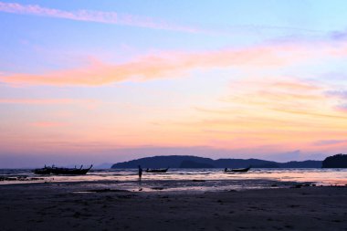 Tayland 'ın Ao Nang Bay Krabi eyaletinde gün batımında sahilin güzelliği.