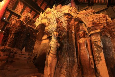 Altın Buda ve Wat Yang Luang 'ın güzelliği. Mae Chaem Bölgesi 'nin eski tapınağı Chiang Mai Eyaleti, Tayland 