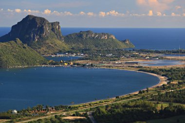 Manzaranın güzelliği, Tung Kratai Kang Dağı 'ndan Tayland' ın başkenti Khiri Han 'a kadar uzanan bir manzara. 