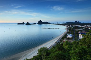 Prachuap Khiri Khan plajının sabahki hava görüntüsü Tayland 'ın başkenti Krachuap Khiri Khan' daki Khao Chong Krachok 'tan. 