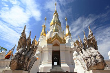 Wat Tham Khuha Sawan Tapınağı 'nın manzarası. Tayland' ın Ubon Ratchathani bölgesindeki Khong Chiam bölgesinde bir turistik eğlence merkezi.
