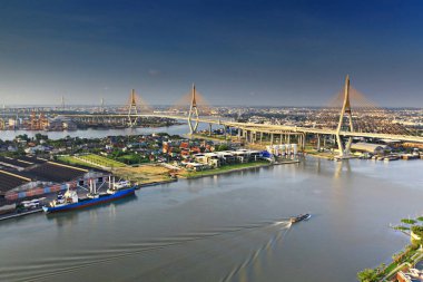 King Rama IX tarafından tasarlanan Khlong lat pho ve Bhumibol Köprüsü 'nün hava görüntüsü, Bangkok, Tayland