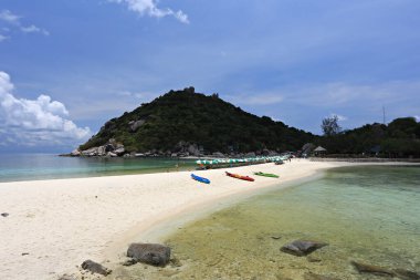 Temiz beyaz plaj, plaj sandalyeleri Koh Nang Yuan 'ın güzelliği ve sükuneti, Surat Thani Eyaleti, Tayland 