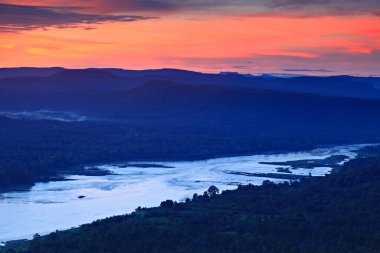 Mekong Nehri 'nin güzel manzarası adaların içinden akıyor. Pha Taem 'in bakış açısından bak. Ubon Ratchathani Eyaleti, Tayland 