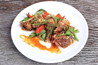 Karabiber soslu kızarmış yumuşak kabuklu yengeç Tayland usulü. 