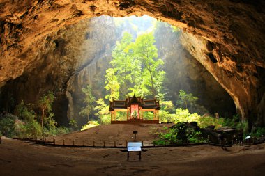 İfade Nakhon Mağarası 'nın güneş ışığı bu mağaranın çatısından taşar ve Sam Roi Yot, Prachuap Khiri Khan, Tayland' da saklı olan küçük pavyonu aydınlatır. 