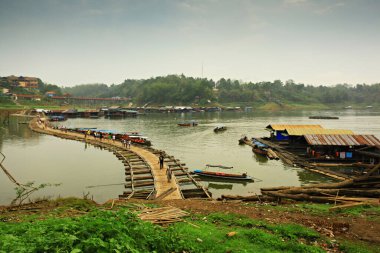 Kanchanaburi Eyaleti, Tayland - 15 Nisan 2014: Turistler yüzen köprüdeki atmosfer ve güzelliğin tadını çıkarmak için yürür.