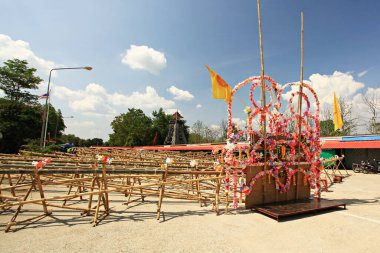 Mon Songkran festivalinde, Buda Gaya tapınağının, Sangkhlaburi Kanchanaburi 'nin, Tayland' ın önünde yıkanan rahipler için bambu olukları