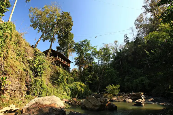 Asyalı turistler Ban Mae Wang, Chiang Mai, Tayland 'da bir teleferik hattında macera yaşıyorlar. 