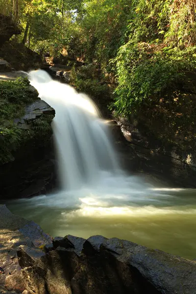 Mae Wang Şelalesi 'nin manzarası, Tayland' ın Mae Wang Bölgesi Chiang Mai bölgesinde küçük bir şelaledir. 