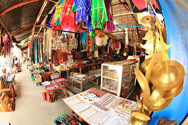 Kanchanaburi, Tayland - 16 Nisan 2014: Buddha Gaya pagoda önündeki hediyelik eşya dükkanı, Wat Wang Wiwekaram, Hindistan 'dan esinlenilmiştir. 