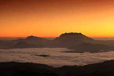 Chiang Mai Eyaleti, Tayland 'daki Doi Luang Chiang Dao Dağı' nda gün doğumu. 