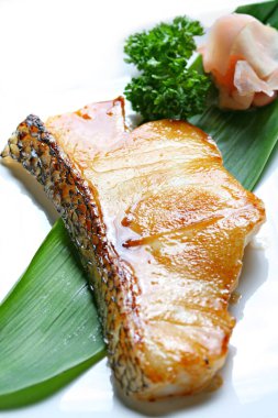 Gindara Teriyaki ya da Teriyaki siyah morina balığı Shioyaki 'yi kaynattı, Japon yemekleri beyaz arka planda. 