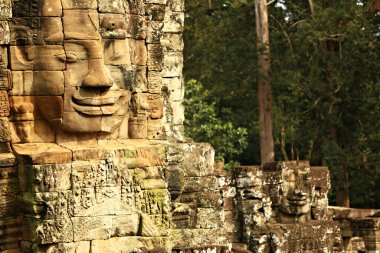 Bayon tapınağındaki dev taş surat. Angkor Thom, Siem Reap, Kamboçya 'da popüler turistik ilgi 