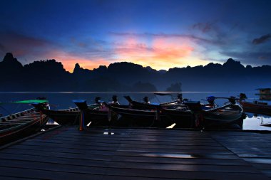 Surat Thani, Tayland - 21 Ekim 2012: Tahta botlar turistleri Khao Sok Ulusal Parkı 'na götürüyor. Ratchaprapha Barajı