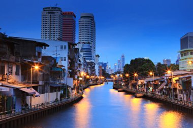 Bangkok, Tayland - 30 Nisan 2019: Saen Saep Kanalı manzarası ve bir yolcu ekspres teknesinde seyahat trafiğinin sıkışık olduğu bir zamanda 