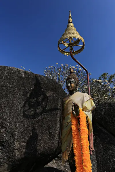 Kutsal yerlerin güzelliği Buda 'nın ayak izleri, Wat Phra Phutthabat Khao Luk Chang Phetchaburi, Tayland 