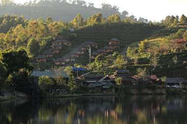 Ban Rak Thai (Mae Aw) Mae Hong Son Eyaleti 'ndeki Güzel Huzur Köyü, Tayland' ın Rak Thai Köyü yansıması.