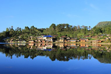 Mae Hong Son Eyaleti, Tayland 'daki Ruk Thai Gölü' ndeki Çin köyünün güzel su yansıması. 