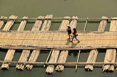 Kanchanaburi Eyaleti, Tayland - 15 Nisan 2014 Yeni tamamlanan yüzen köprü, Saphan Mon köprüsü yıkıldıktan sonra Kanchanaburi 'deki Song Kalia Nehri' nin iki yakasını birbirine bağlıyor. 