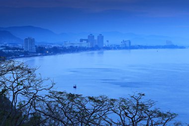 Hua Hin şehrinin manzarası ve Khao Takiab Plajı manzarası Tayland 'ın Prachuap Khiri Khan eyaletindeki Khao Takiab tapınağından. 