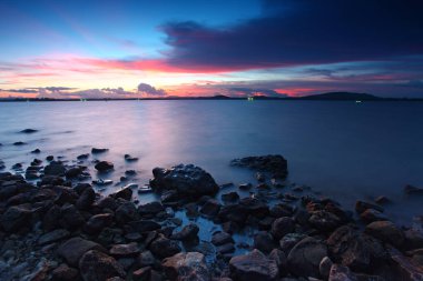 Kayalık plaj manzarası, Laem Hua Mong, Kho Kwang, Na Thung Alt Bölgesi, Chumphon Eyaleti, Tayland 