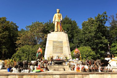 Mae Hong Son, Tayland - 22 Kasım 2014: Mae Hong Son şehrinde Praya Singhanaj Raja Heykeli (Mae Hong Son 'un ilk valisi) 