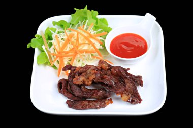 Kızarmış güneşte kurutulmuş biftek doğranmış lahana ve havuçla süslenmiş, menüde kullanılacak yemek fotoğrafları.