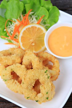 Siyah tabakta tartar soslu haşlanmış kalamar, Herbal Tartar soslu kalamar. 