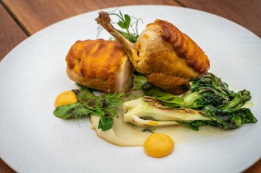 Mükemmel bir altın kabuk elde etmek için ustalıkla hazırlanmış çıtır tavuğun karşı konulmaz lezzeti ile damak tadı. Bu nefis ana yemeğin yanında bir tabak kremalı ezilmiş patates var..