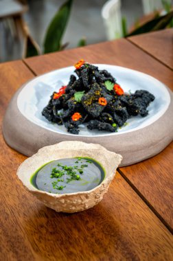 Canlı yeşil soslu mürekkep balığı ızgarası.. 