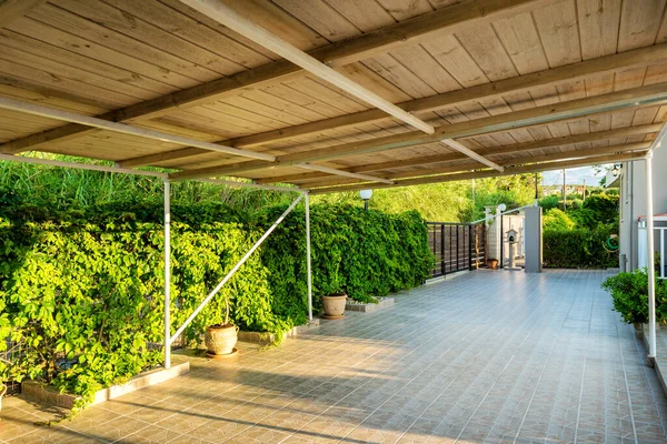 Covered Tiled Terrace Lush Greenery One Side Serene Outdoor Ambiance — Stock Photo, Image