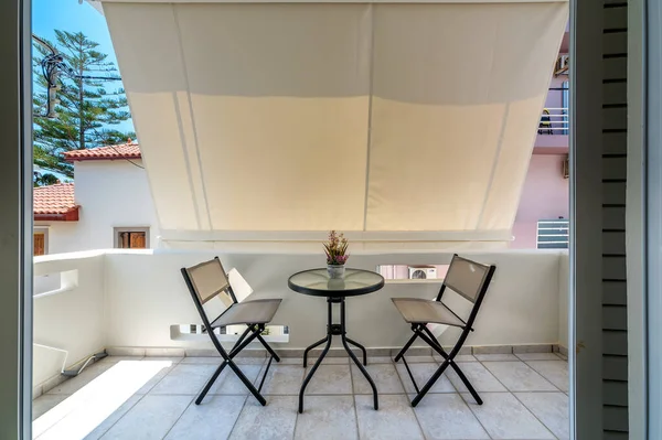 Balcón Exterior Cubierto Con Carpa Con Mesa Muebles Modernos Dos —  Fotos de Stock