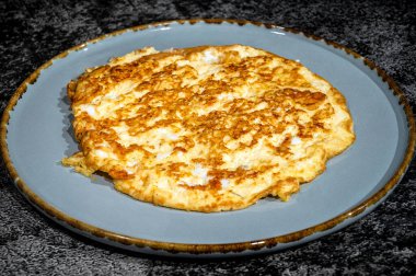 Kahvaltı zevki. Bir tabakta çırpılmış yumurtanın yakın çekimi. Klasik kahvaltı yemeği. Mutfak bloglarında, menülerde ya da herhangi bir yaratıcı girişimde kullanıma uygun. Sabah yemeğinin rahatlığını kutluyorlar.. 