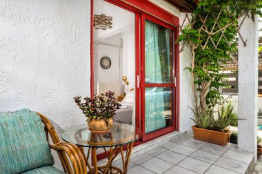 Rahat bir sandalyenin olduğu rahat balkon terası ve saksı ağacıyla süslenmiş küçük bir masa. Sabah kahvesi ya da akşam dinlenmek için ideal. Rahatlamak için. 