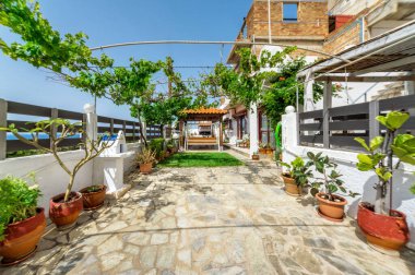 Kırsal kesimdeki Yunan Evi 'nin rahat arka bahçesi. Klasik Yunan kırsal yaşamının özü, doğanın ve geleneksel cazibenin uyumlu bir karışımını sunuyor..