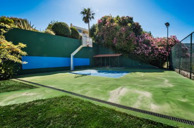 Tek potalı basketbol sahası, köy villasının oyun parkında. Saray iyi korunuyor ve çevresi yeşilliklerle çevrili. Açık hava sporları için huzurlu ve manzaralı bir ortam sağlıyor.