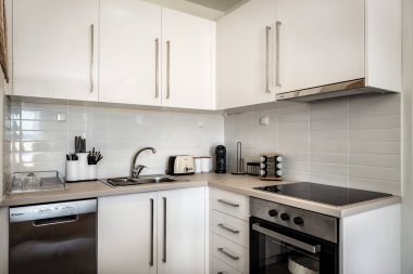 Modern ve minimalist tarzda tasarlanmış bir villa, ev ya da apartmanda iyi donanımlı bir mutfak köşesi. Genel atmosfer parlak, temiz ve davetkar, aşçı için mükemmel.