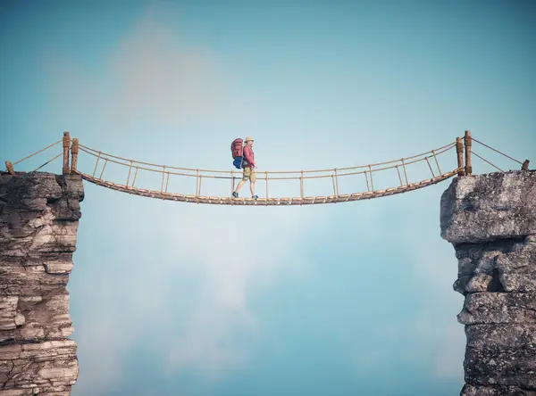 Hombre Caminando Sobre Puente Colgante Cuerda Concepto Viaje Esta Una — Foto de Stock