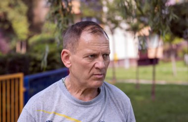 Yakışıklı olgun bir adam 55-60 yaşlarında.