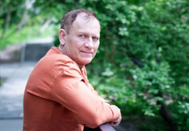 Parktaki yakışıklı Avrupalı olgun bir adamın portresi